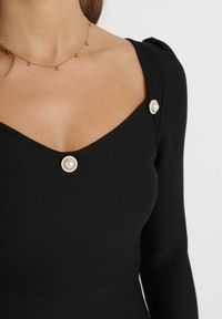 Born2be - Czarna Sukienka Dopasowana z Perłami i Długim Rękawem Juhisa. Typ kołnierza: dekolt kwadratowy. Kolor: czarny. Długość rękawa: długi rękaw. Typ sukienki: dopasowane. Długość: mini #3