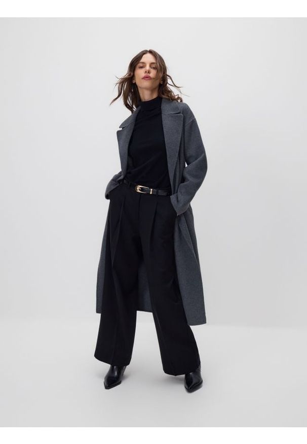 Reserved - Golf z wiskozą - czarny. Typ kołnierza: golf. Kolor: czarny. Materiał: wiskoza