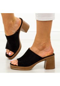 POTOCKI - Czarne klapki damskie na słupku Potocki 54309. Okazja: na spacer, na co dzień, do pracy. Kolor: czarny. Materiał: zamsz. Sezon: wiosna, lato. Obcas: na słupku. Styl: casual, elegancki, klasyczny, wakacyjny #1