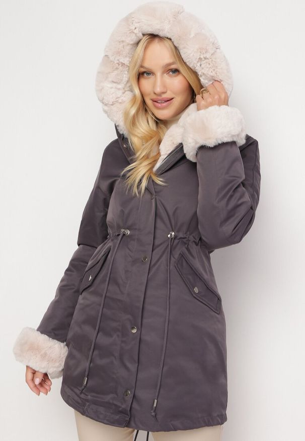 Born2be - Ciemnoszara Kurtka Parka z Futerkiem Koni. Kolor: szary. Materiał: futro