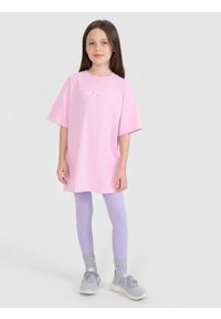 4f - T-shirt oversize z nadrukiem dziewczęcy - różowy. Okazja: na co dzień. Kolor: różowy. Materiał: bawełna, jersey, materiał. Długość rękawa: krótki rękaw. Długość: krótkie. Wzór: nadruk. Styl: sportowy, casual, elegancki, klasyczny