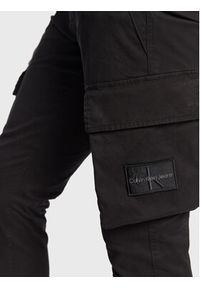Calvin Klein Jeans Spodnie materiałowe J30J322043 Czarny Regular Fit. Kolor: czarny. Materiał: materiał, bawełna #5