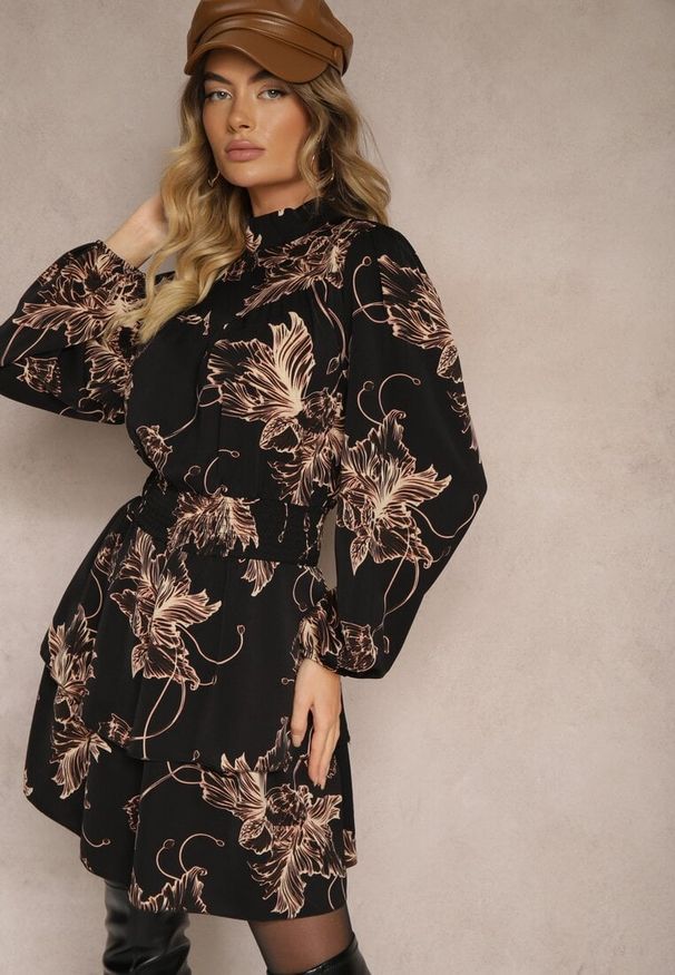 Renee - Czarna Sukienka Rozkloszowana z Gumką w Talii Abstrakcyjnym Wzorem i Falbankami Zinraelle. Typ kołnierza: kołnierz z falbankami. Kolor: czarny. Materiał: skóra