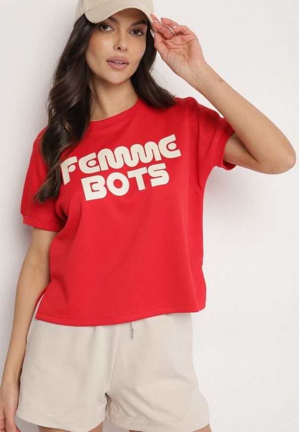 Born2be - Czerwony T-shirt Ozdobiony Napisem Devenee. Okazja: na co dzień. Kolor: czerwony. Materiał: jeans. Wzór: aplikacja, napisy. Styl: klasyczny, casual