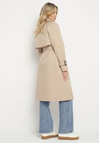 Born2be - Beżowy Płaszcz w Stylu Trencza Ozdobiony Paskiem z Klamrą Ninellira. Kolor: beżowy. Materiał: jeans. Długość rękawa: długi rękaw. Długość: długie. Wzór: aplikacja. Styl: klasyczny, elegancki #2