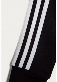 Adidas - adidas bluza dziecięca GQ8900 z kapturem z aplikacją. Okazja: na co dzień. Typ kołnierza: kaptur. Kolor: czarny. Wzór: aplikacja. Styl: casual