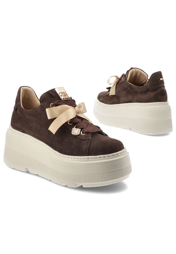 Sneakersy damskie Karino, cholewka ze skóry naturalnej welurowej platformowa podeszwa dekoracyjne wiązanie stabilna konstrukcja zapewniająca komfort. Okazja: na co dzień. Zapięcie: sznurówki. Kolor: brązowy. Materiał: welur, skóra. Szerokość cholewki: normalna. Obcas: na platformie. Styl: elegancki, casual