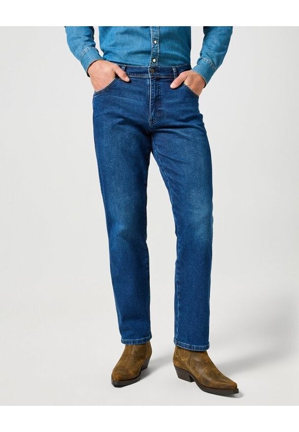 Wrangler - WRANGLER MĘSKIE SPODNIE JEANSOWE TEXAS SHADOW JEANS 112356851 W121017432. Okazja: na co dzień. Wzór: gładki. Styl: sportowy, klasyczny, casual