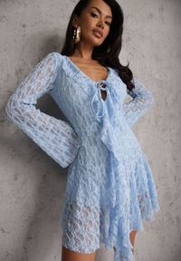 Renee - Niebieska Eteryczna Sukienka z Koronki z Falbankami i Wiązaniem Dianatta. Okazja: na co dzień. Typ kołnierza: kołnierz z falbankami. Kolor: niebieski. Materiał: koronka. Wzór: koronka. Styl: boho, casual, elegancki #6