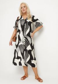 Born2be - Czarna Sukienka o Pudełkowym Kroju z Dekoltem w Serek w Abstrakcyjny Print Salliven. Okazja: na co dzień. Typ kołnierza: dekolt w serek. Kolekcja: plus size. Kolor: czarny. Długość rękawa: krótki rękaw. Wzór: nadruk. Typ sukienki: dla puszystych. Styl: casual, elegancki #3