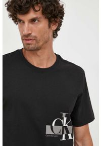 Calvin Klein Jeans t-shirt bawełniany kolor czarny z nadrukiem. Kolor: czarny. Materiał: bawełna. Długość rękawa: krótki rękaw. Długość: krótkie. Wzór: nadruk. Styl: klasyczny #4