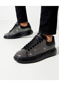 Alexander McQueen - ALEXANDER MCQUEEN - Sneakersy z drobnymi kryształami. Nosek buta: okrągły. Zapięcie: sznurówki. Kolor: czarny. Materiał: guma