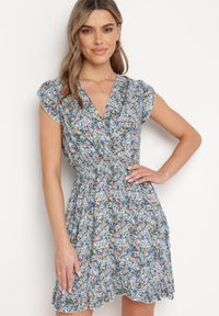 Born2be - Niebieska Bawełniana Sukienka z Gumką w Talii w Kwiatowy Wzór Bomalia. Typ kołnierza: kołnierz z falbankami. Kolor: niebieski. Materiał: bawełna. Wzór: kwiaty. Sezon: lato #5