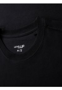 Ombre Clothing - Bawełniany męski t-shirt z nadrukiem na kieszonce – czarny V1. Okazja: na co dzień. Kolor: czarny. Materiał: bawełna. Wzór: nadruk. Styl: casual #4