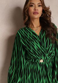 Renee - Zielona Plisowana Sukienka Maxi z Kopertową Górą i Gumką w Pasie Holia. Kolor: zielony. Długość rękawa: długi rękaw. Typ sukienki: kopertowe. Długość: maxi #2