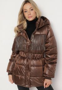 Born2be - Brązowa Pikowana Kurtka z Kapturem i Paskiem z Marszczeniem Zdobiona Frędzlami Sanoria. Okazja: na co dzień. Typ kołnierza: kaptur. Kolor: brązowy. Materiał: jeans. Wzór: aplikacja. Styl: casual, elegancki #1