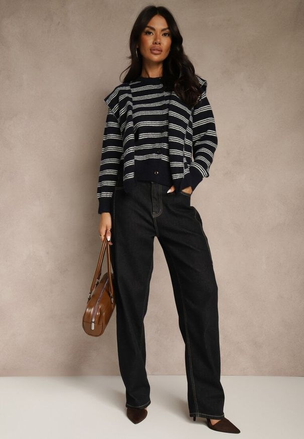 Renee - Granatowy Kardigan z Dodatkiem Wełny Zdobiony Wzorem w Paski i Narzutką Fedira. Okazja: na co dzień. Kolor: niebieski. Materiał: wełna. Długość: krótkie. Wzór: aplikacja, paski. Styl: casual, klasyczny