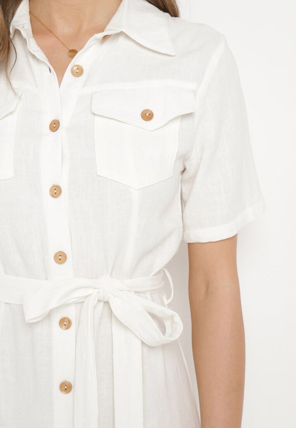 Born2be - Biała Koszulowa Sukienka z Wiskozy z Lnem Zapinana na Guziki z Materiałowym Paskiem Fidilla. Okazja: na spotkanie biznesowe, na co dzień. Kolor: biały. Materiał: wiskoza, materiał, len. Wzór: aplikacja. Typ sukienki: koszulowe. Styl: elegancki, biznesowy, casual