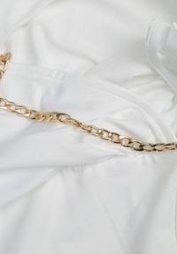 Born2be - Biała Asymetryczna Sukienka Maxi na Jedno Ramię z Łańcuszkiem Przy Ramieniu Kesilli. Kolor: biały. Materiał: wiskoza. Sezon: lato. Typ sukienki: asymetryczne. Styl: elegancki. Długość: maxi #5
