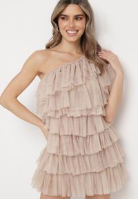 Born2be - Jasnobeżowa Sukienka Mini na Jedno Ramię Asymetryczna z Falbankami Nomenta. Typ kołnierza: kołnierz z falbankami. Kolor: beżowy. Typ sukienki: asymetryczne. Długość: mini #1