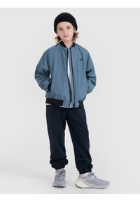 4f - 4F Kurtka przejściowa bomberka chłopięca - niebieska 122 (6-7 lat). Okazja: na co dzień. Typ kołnierza: bez kaptura, kołnierzyk stójkowy. Kolor: niebieski. Materiał: syntetyk, dzianina, materiał, tkanina. Wzór: gładki. Sezon: lato. Styl: casual, klasyczny, sportowy #2