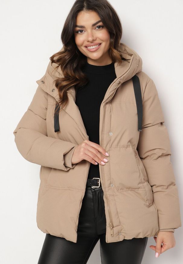 Born2be - Ciemnobeżowa Kurtka Pikowana z Kapturem Vertigara. Okazja: na co dzień. Typ kołnierza: kaptur. Kolor: beżowy. Materiał: jeans, dzianina. Styl: casual, elegancki