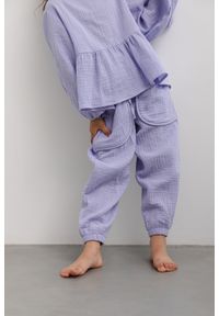 Marsala - MINI spodnie typu jogger w kolorze LILA- ANDY-128-134 (8-9). Kolor: fioletowy. Materiał: bawełna. Wzór: aplikacja. Sezon: lato #1