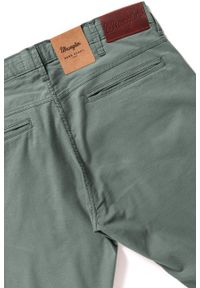 Wrangler - WRANGLER SPODNIE MĘSKIE LARSTON DUSTY OLIVE W18SGJ275. Wzór: moro. Sezon: lato. Styl: militarny, klasyczny #6