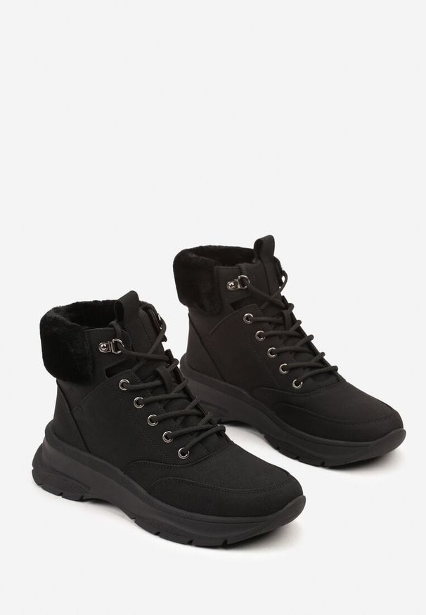 Born2be - Czarne Trapery na Grubej Podeszwie Ozdobione Futerkiem Furitte. Okazja: na co dzień. Kolor: czarny. Materiał: futro. Wzór: aplikacja. Styl: klasyczny, casual