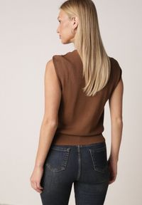 Born2be - Brązowa Dzianinowa Bluzka z Wiskozy Bez Rękawów z Biżuteryjną Aplikacją Orinera. Okazja: na co dzień, na spotkanie biznesowe, do pracy. Kolor: brązowy. Materiał: dzianina, wiskoza. Długość rękawa: bez rękawów. Wzór: aplikacja. Styl: casual, biznesowy #4