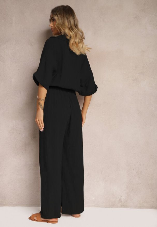 Renee - Czarny Taliowany Kombinezon z Bawełny Góra w Formie Koszuli oraz Luźne Spodnie Namsorin. Kolor: czarny. Materiał: bawełna. Długość rękawa: krótki rękaw. Długość: krótkie. Sezon: lato