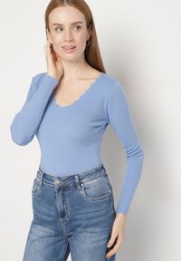 Born2be - Niebieski Dopasowany Sweter z Nieregularnym Dekoltem w Serek Fenarela. Okazja: na co dzień, do pracy, na spotkanie biznesowe. Typ kołnierza: dekolt w serek. Kolor: niebieski. Materiał: jeans. Styl: casual, biznesowy #3