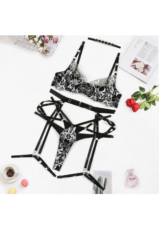 Intica - Komplet bielizny z wycięciami na romantyczne wieczory Violetta. Kolor: czarny. Materiał: materiał