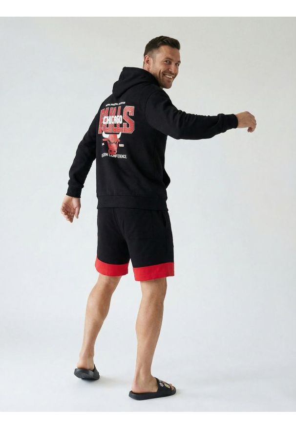 Sinsay - Bluza z kapturem z nadrukiem Chicago Bulls NBA - czarny. Typ kołnierza: kaptur. Kolor: czarny. Wzór: nadruk