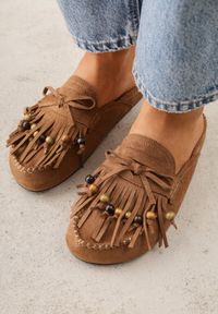 Born2be - Jasnobrązowe Klapki VICES Typu Mule z Koralikami Frędzlami i Kokardą Dioleora. Okazja: na co dzień. Kolor: brązowy. Wzór: aplikacja. Styl: casual, elegancki #7