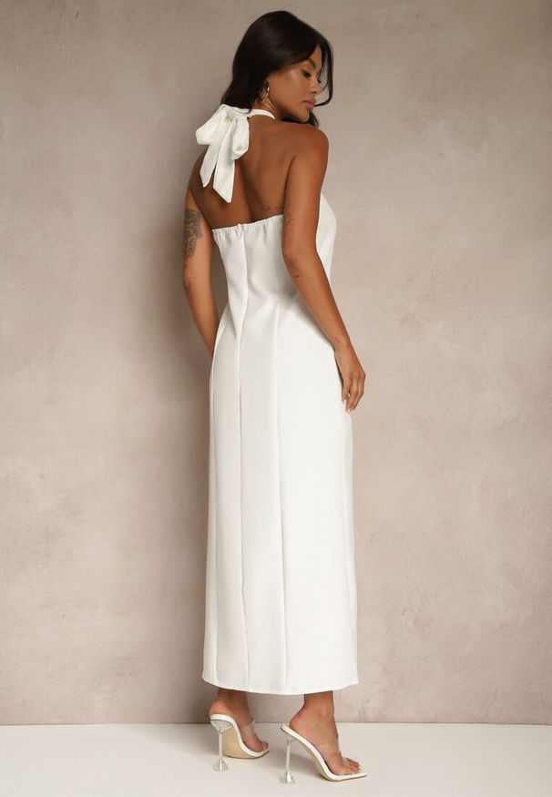 Renee - Biała Sukienka z Wiskozą z Dekoltem Halter i Ozdobną Broszką Naliannae. Okazja: na wesele, na imprezę, na ślub cywilny. Typ kołnierza: dekolt halter. Kolor: biały. Materiał: wiskoza. Styl: elegancki