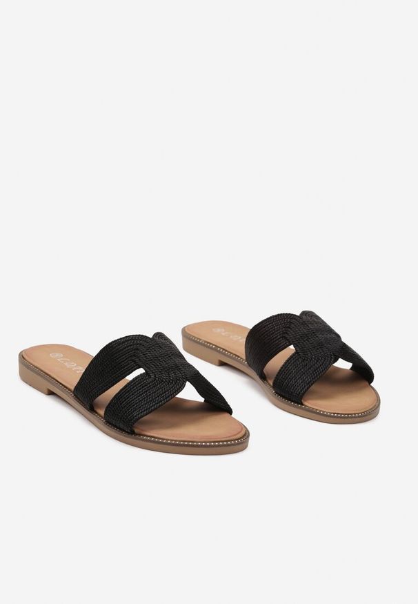 Born2be - Czarne Płaskie Klapki Ozdobione Nitami i Delikatną Plecionką Ellanderia. Okazja: na spacer. Nosek buta: otwarty. Kolor: czarny. Materiał: jeans, len. Wzór: aplikacja