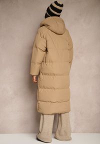 Renee - Ciemnobeżowa Długa Kurtka Pikowana Płaszcz z Kapturem Serea. Okazja: na co dzień. Typ kołnierza: kaptur. Kolor: beżowy. Materiał: jeans. Długość: długie. Styl: casual #3