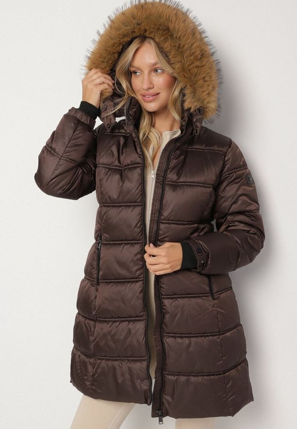 Born2be - Ciemnobrązowa Długa Kurtka Pikowana z Kapturem z Futrem z Możliwością Odpięcia Feneia. Okazja: na co dzień. Typ kołnierza: kaptur. Kolor: brązowy. Materiał: futro. Długość: długie. Styl: casual