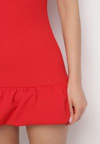 Born2be - Czerwony Taliowany Kombinezon Ozdobiony Falbanką Semiriela. Okazja: na co dzień. Kolor: czerwony. Wzór: aplikacja. Styl: casual, klasyczny #7