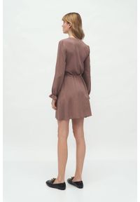 Nife - Wiskozowa koszulowa sukienka wiązana w talii w kolorze mocca. Okazja: do pracy. Materiał: wiskoza. Typ sukienki: koszulowe #3
