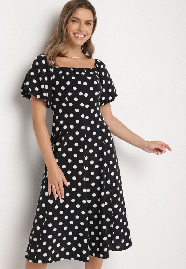 Born2be - Czarna Rozkloszowana Sukienka Vices w Grochy z Dekoltem Typu Hiszpanka Zimina. Okazja: na co dzień. Typ kołnierza: dekolt hiszpanka. Kolor: czarny. Materiał: skóra, materiał. Wzór: grochy. Typ sukienki: proste. Styl: klasyczny, casual