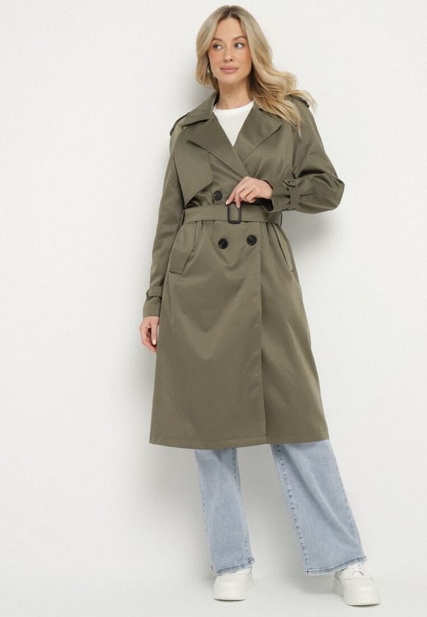 Born2be - Ciemnozielony Długi Płaszcz Trencz o Klasycznym Fasonie z Paskiem Nasde. Okazja: na co dzień. Kolor: zielony. Materiał: jeans. Długość: długie. Styl: klasyczny