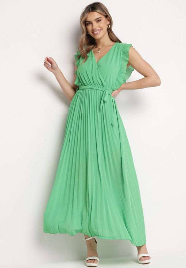 Born2be - Zielona Plisowana Sukienka Maxi Wiskozowa z Kopertowym Dekoltem i Falbankami Glimes. Typ kołnierza: kołnierz z falbankami. Kolor: zielony. Materiał: wiskoza. Typ sukienki: kopertowe. Długość: maxi
