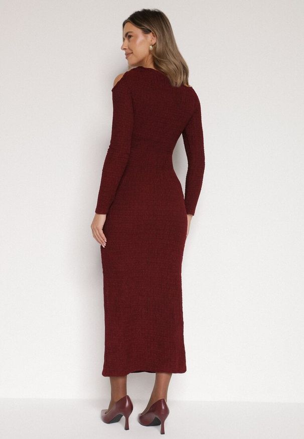 Born2be - Bordowa Dopasowana Sukienka z Metaliczną Ozdobą na Ramieniu Reilara. Kolor: czerwony. Wzór: aplikacja. Styl: elegancki