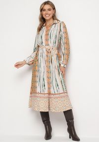 Born2be - Beżowa Sukienka Koszulowa z Mozaikowym Wzorem i Wiązanym Paskiem Lilimea. Okazja: na co dzień. Kolor: beżowy. Materiał: jeans, tkanina. Typ sukienki: koszulowe. Styl: klasyczny, casual, elegancki #1