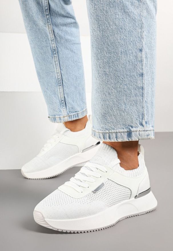 Renee - Białe Sneakersy z Siateczkową Cholewką Saramis. Okazja: na co dzień. Kolor: biały. Materiał: jeans. Szerokość cholewki: normalna