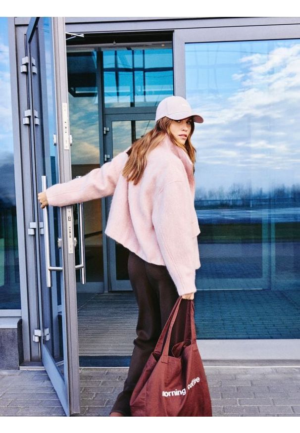 Reserved - Spodnie long leg - ciemnobrązowy. Kolor: brązowy. Materiał: dzianina