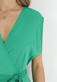 Born2be - Zielona Sukienka Maxi z Materiałowym Paskiem i Kopertowym Dekoltem Istilla. Okazja: na wesele, na co dzień, na ślub cywilny. Typ kołnierza: dekolt kopertowy. Kolor: zielony. Materiał: materiał. Typ sukienki: kopertowe. Styl: casual. Długość: maxi #4