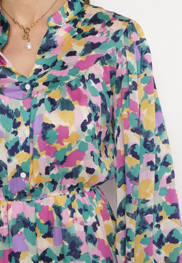 Born2be - Fioletowo-Zielona Rozkloszowana Sukienka Mini z Gumką w Pasie Ozdobiona Kleksami Viorella. Okazja: na co dzień. Kolor: fioletowy. Materiał: materiał. Wzór: aplikacja. Typ sukienki: rozkloszowane. Styl: casual, elegancki. Długość: mini